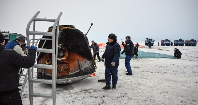 Equipo de búsqueda y rescate trabaja en el sitio de aterrizaje de la cápsula espacial Soyuz MS-06 con el equipo de la Estación Espacial Internacional (ISS) del cosmonauta ruso Alexander Misurkin y los astronautas de la NASA Mark Vande Hei y Joe Acaba en un área remota fuera de la ciudad de Dzhezkazgan (Zhezkazgan), Kazajstán, el 28 de febrero de 2018. / AFP PHOTO / POOL / ALEXANDER NEMENOV