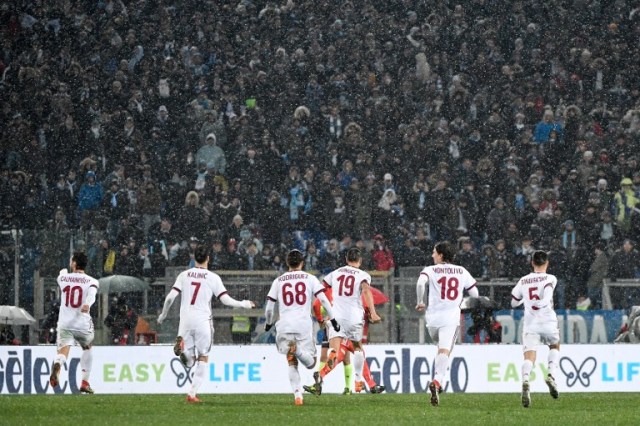 AC Milan's players celebrate at the end of the Italian Tim Cup semi-final football match between Lazio and Milan at The "Olympic" Stadium in Rome on February 28, 2018. / AFP PHOTO / Andreas SOLARO
