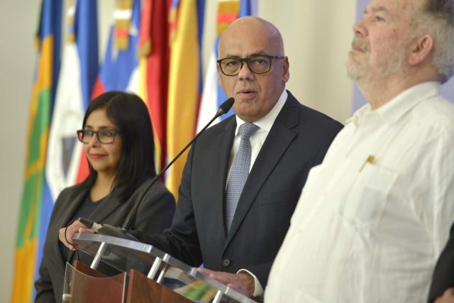 Venezuelan Minister of Communication and Information Jorge Rodriguez (C) delivers a press conference next to the president of the Venezuelan Constituent Assembly Delcy Rodriguez (L) at the Dominican Foreign Ministry's headquarters, in Santo Domingo, Dominican Republic, on January 31, 2018. Representatives of the Venezuelan government and of the opposition met at the Dominican Foreign Ministry's headquarters for third consecutive day, as they struggled to agree on the date of the upcoming presidential elections. / AFP PHOTO / Erika SANTELICES