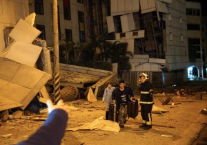 Dos muertos y más de 100 heridos en sismo de Taiwán
