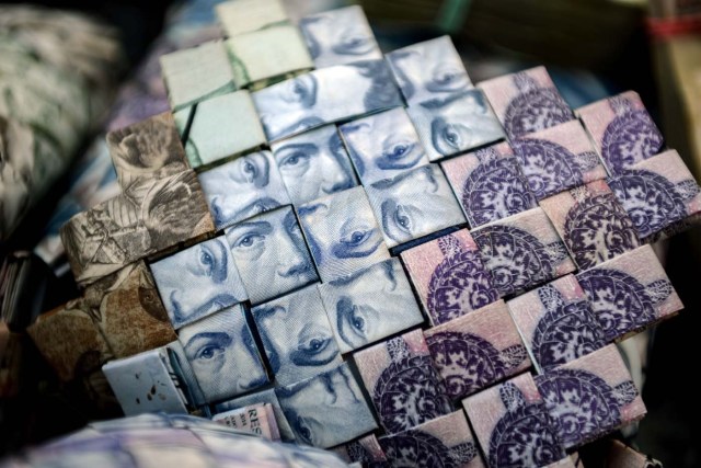 Closeup of a purse made by Venezuelan Wilmer Rojas, out of Bolivar banknotes in Caracas on January 30, 2018. A young Venezuelan tries to make a living out of devalued Bolivar banknotes by making crafts with them. / AFP PHOTO / FEDERICO PARRA