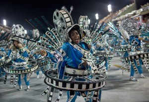 Desfile contra corrupción, violencia e intolerancia vence en carnaval de Río