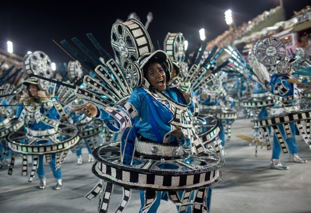 el carnaval se concibe como un paréntesis destinado a olvidar los problemas cotidianos, algunas escuelas de samba aprovecharon para mandar varios mensajes políticos. AFP PHOTO / Carl DE SOUZA