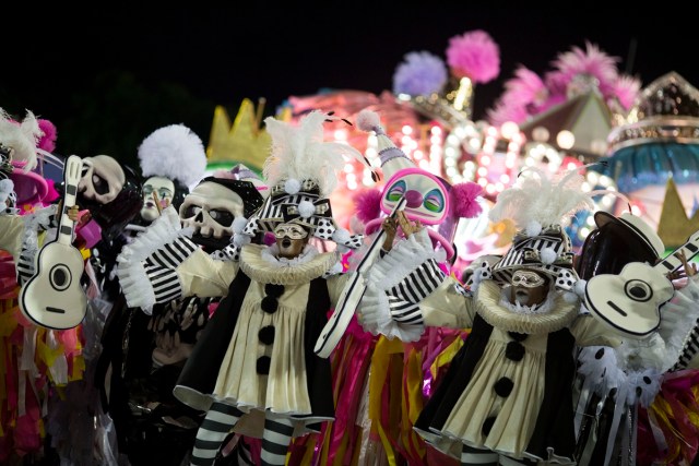 El carnaval se concibe como un paréntesis destinado a olvidar los problemas cotidianos, algunas escuelas de samba aprovecharon para mandar varios mensajes políticos. AFP PHOTO / Carl DE SOUZA