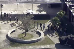 Escenas de caos y pánico en la escuela secundaria de Florida donde se reportó el tiroteo (Video y Fotos)