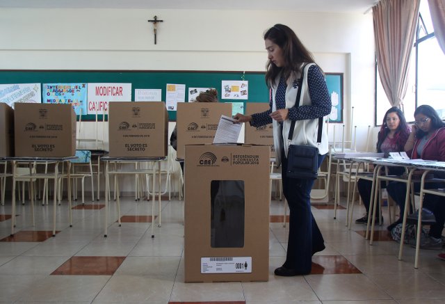 A woman casts her vote in a referendum on whether to prevent unlimited presidential re-election, in Quito, Ecuador February 4, 2018. REUTERS/Daniel Tapia NO RESALES. NO ARCHIVES.