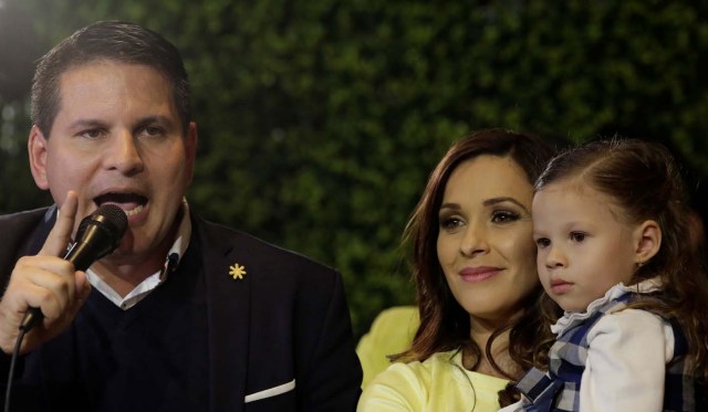 Fabricio Alvarado, presidential candidate of the National Restoration party (PRN), speaks to his supporters next to his wife Laura Moscoa and his daugther during a rally after Costa Rica's presidential election in San Jose, Costa Rica February 4, 2018. REUTERS/Juan Carlos Ulate