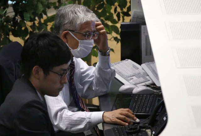 Employees of the Tokyo Stock Exchange (TSE) work at the bourse in Tokyo, Japan, February 6, 2018.  REUTERS/Toru Hanai