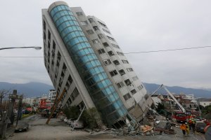 Seis muertos y más de 200 heridos en un terremoto en Taiwán (Fotos)