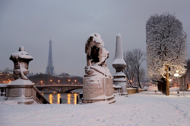 Una vista muestra el puente nevado Pont Alexandre III con la torre Eiffel de fondo en la madrugada de París, mientras el clima invernal con nieve y temperaturas heladas llegan a Francia el 7 de febrero de 2018. REUTERS / Gonzalo Fuentes