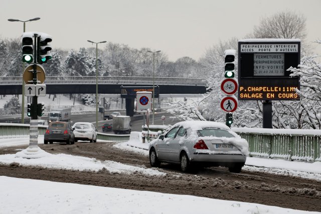 Los viajeros se dirigen a la carretera de circunvalación mientras las condiciones de invierno con nieve y temperaturas bajo cero golpean en París, Francia, el 7 de febrero de 2018. REUTERS / John Schults