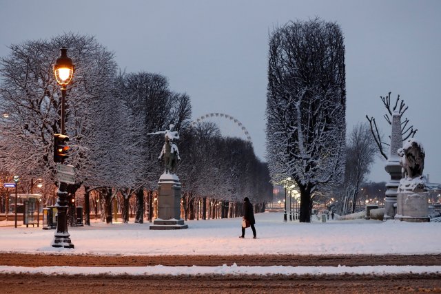 Un hombre camina sobre un sendero cubierto de nieve cerca del puente Pont Alexandre III temprano en la mañana en París, mientras el clima invernal con nieve y temperaturas heladas llegan a Francia el 7 de febrero de 2018. REUTERS / Gonzalo Fuentes