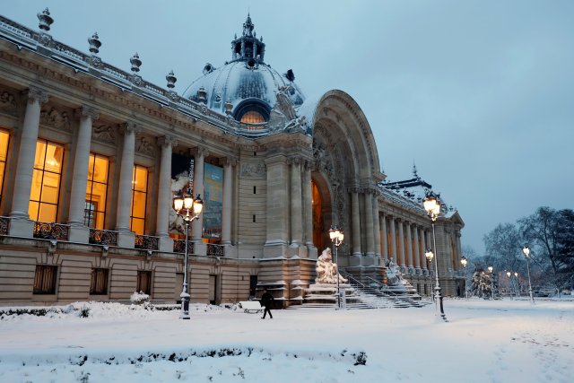 Un hombre camina por un sendero cubierto de nieve cerca del Grand Palais temprano en la mañana en París, mientras el clima invernal con nieve y temperaturas heladas llegan a Francia el 7 de febrero de 2018. REUTERS / Gonzalo Fuentes
