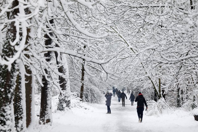 La gente camina en un camino cubierto de nieve en el Bois de Vincennes en París, Francia, mientras el clima invernal con nieve y temperaturas heladas llegan a Francia, el 7 de febrero de 2018. REUTERS / Charles Platiau