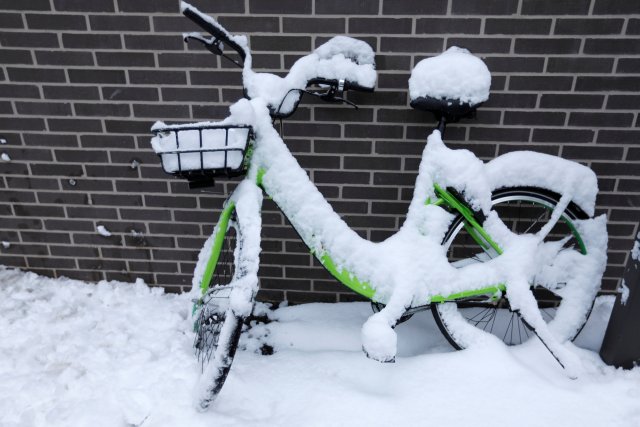 Una bicicleta cubierta de nieve se ve en una calle de Vincennes, cerca de París, Francia, mientras el clima invernal con nieve y temperaturas bajo cero llegan a Francia el 7 de febrero de 2018. REUTERS / Charles Platiau