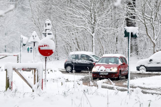 Los viajeros conducen en el Bois de Vincennes cubierto de nieve en París, Francia, ya que el clima invernal con nieve y las temperaturas bajo cero llegan a Francia el 7 de febrero de 2018. REUTERS / Charles Platiau