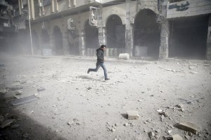 Suben a 100 los muertos por ataques en feudo opositor sirio cerca de Damasco