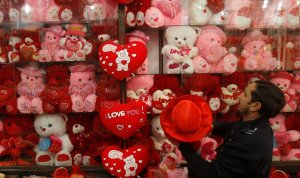 San Valentín vetado de nuevo en la televisión paquistaní (Fotos)