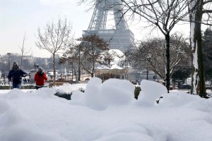 La torre Eiffel cerrada dos días más por la nieve y el hielo (fotos)