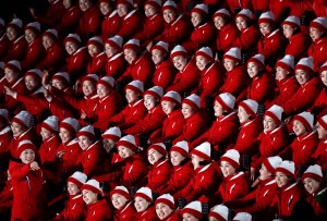 Las cheerleaders norcoreanas rojas-rojitas cantan, aplauden y agitan banderas en Pyeongchang (fotos)