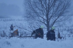 La nieve complica la investigación sobre la caída del avión en Rusia