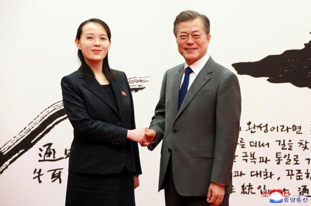 El presidente de Corea del Sur, Moon Jae-in, estrecha la mano de Kim Yo Jong, hermana del líder de Corea del Norte, Kim Jong Un, en Seúl. Vía KCNA. ATENCIÓN EDITORES, ESTA FOTOGRAFÍA FUE PROPORCIONADA POR UN TERCERO.