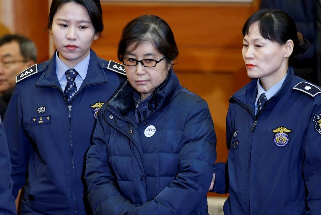 Choi Soon-sil, la mujer en el centro del escándalo político de Corea del Sur y amiga desde hace mucho tiempo de la presidenta Park Geun-hye, llega a una audiencia con argumentos para el juicio de destitución del presidente de la República de Corea Park Geun-hye en el Tribunal Constitucional en Seúl. Corea del Sur, 16 de enero de 2017. REUTERS / Kim Hong-Ji / Foto de archivo