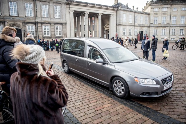 Prince Henrik's casket arrives to Amalienborg Palace in Copenhagen, Denmark, February 15, 2018. Ritzau Scanpix Denmark/Mads Claus Rasmussen via REUTERS ATTENTION EDITORS - THIS IMAGE WAS PROVIDED BY A THIRD PARTY. DENMARK OUT. NO COMMERCIAL OR EDITORIAL SALES IN DENMARK.
