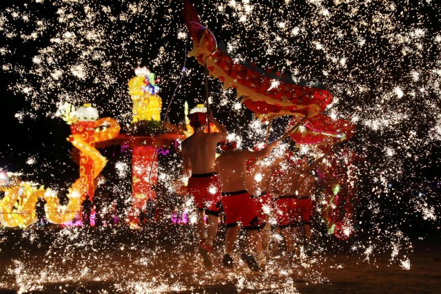 Folk artists perform a fire dragon dance under a shower of sparks from molten iron, ahead of the Chinese Lunar New Year, in Shangqiu, Henan province, China February 14, 2018. Picture taken February 14, 2018. REUTERS/Stringer ATTENTION EDITORS - THIS IMAGE WAS PROVIDED BY A THIRD PARTY. CHINA OUT. TPX IMAGES OF THE DAY