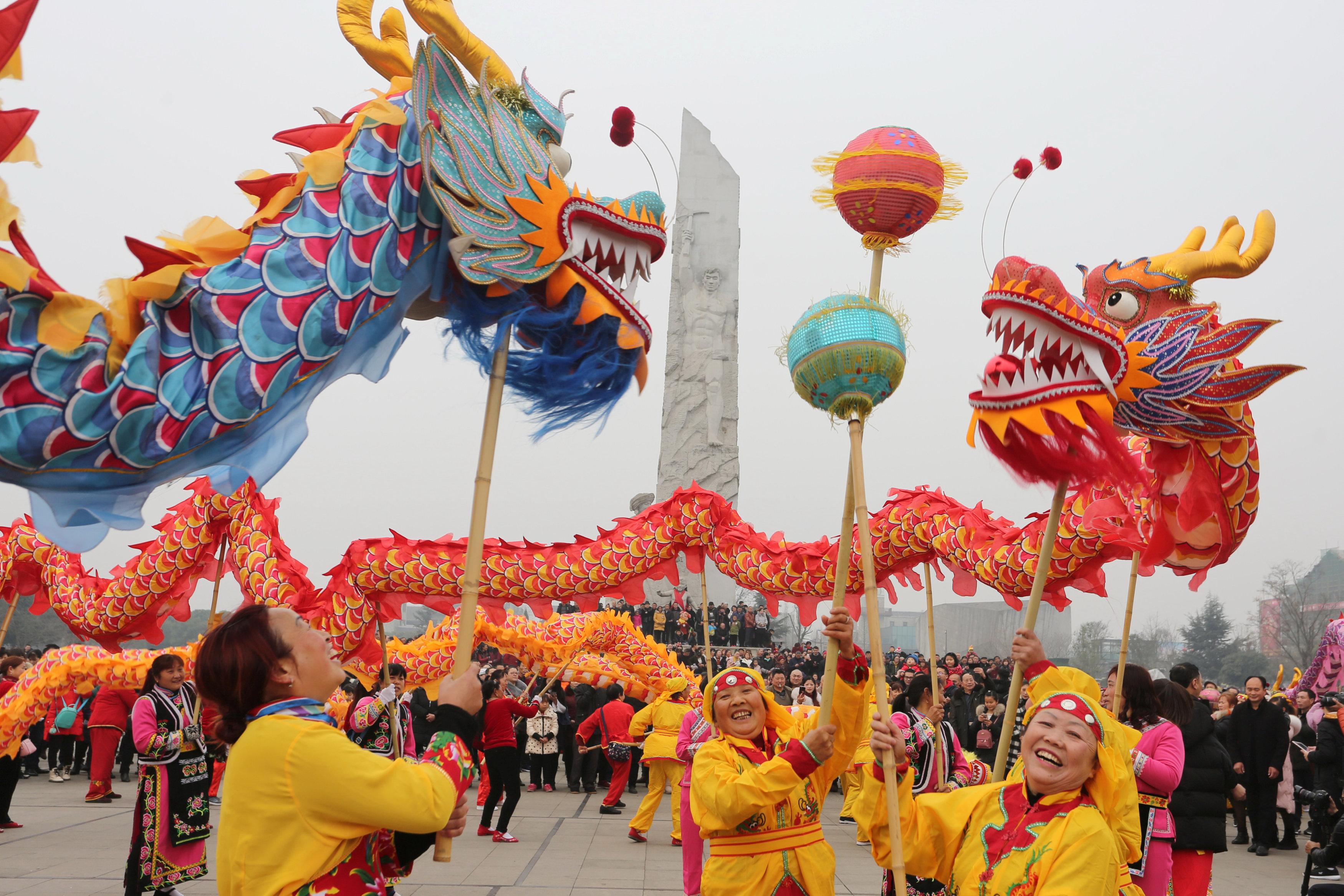 New years festival. Китайский год дракона драконы фестиваль драконов в Китае. Праздник фонарей Юаньсяо в Китае дракон. Китайский новый год. Новый год в Китае.