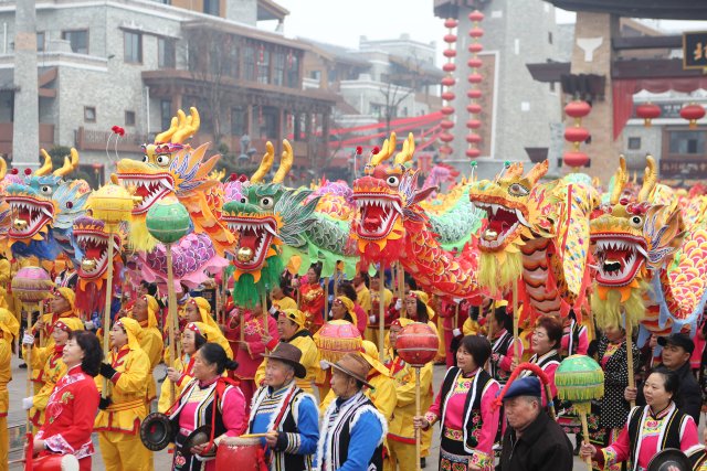 People gather to perform dragon dances on the first day of the Chinese Lunar New Year of Dog, in Mianyang, Sichuan province, China, February 16, 2018. REUTERS/Stringer ATTENTION EDITORS - THIS IMAGE WAS PROVIDED BY A THIRD PARTY. CHINA OUT.