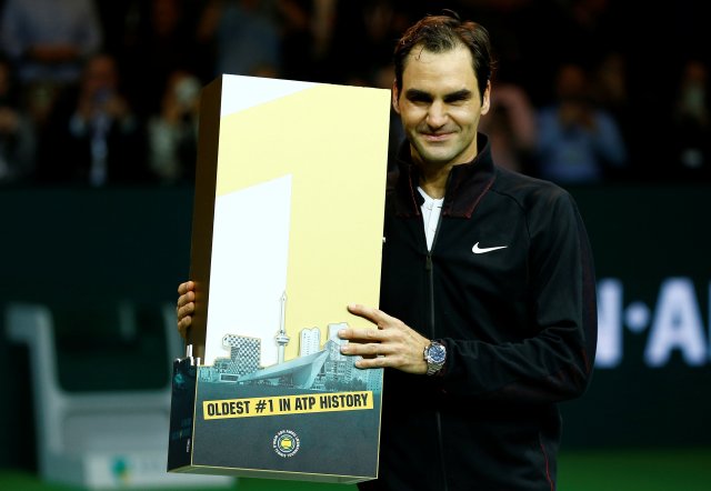 El tenista suizo Roger Federer celebraal derrotar al holandés Robin Haase en un partido de cuartos de final del Abierto de Rotterdam, feb 16, 20018. REUTERS/Michael Kooren