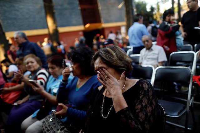 People react after an earthquake shook buildings in Mexico City, Mexico February 16, 2018. REUTERS/Edgard Garrido