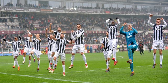 Torino vs Juventus - Estadio Olímpico Grande Torino, Turín, Italia - 18 de febrero de 2018 Juventus celebrará frente a sus aficionados al final del partido REUTERS / Massimo Pinca