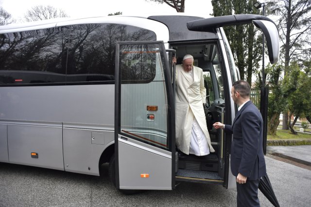 Pope Francis arrives to make his lent spiritual exercises at the Divin Maestro house in Ariccia, south of Rome, Italy February 18, 2018. Osservatore Romano/Handout via Reuters ATTENTION EDITORS - THIS IMAGE WAS PROVIDED BY A THIRD PARTY.