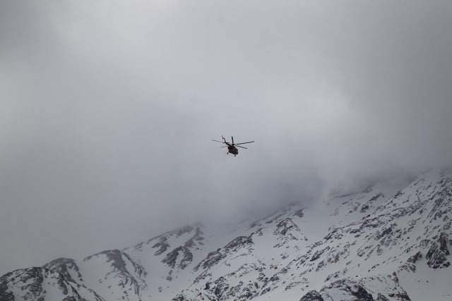Emergency and rescue helicopter searches for the plane that crashed in a mountainous area of central Iran, February 19, 2018. REUTERS/Tasnim News Agency  ATTENTION EDITORS - THIS PICTURE WAS PROVIDED BY A THIRD PARTY.