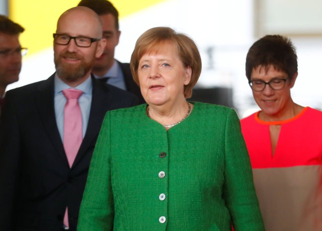 El secretario general de la Unión demócratacristiana (CDU), Peter Tauber, la canciller alemana, Angela Merkel, y la primera ministra del estado de Sarre, Annegret Kramp-Karrenbauer, se reúnen para liderar la CDU en Berlín, Alemania, el 19 de febrero de 2018. REUTERS / Hannibal Hanschke