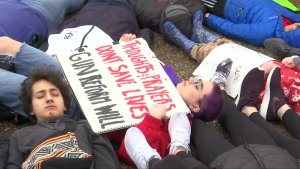 Decenas de estudiantes protestan frente a la Casa Blanca para pedir control de armas