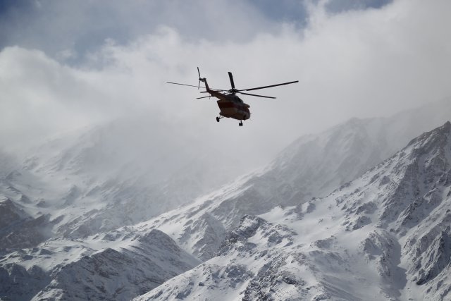 Un helicóptero de emergencia y rescate busca el avión que se estrelló en una zona montañosa del centro de Irán, el 19 de febrero de 2018. REUTERS / Tasnim News Agency