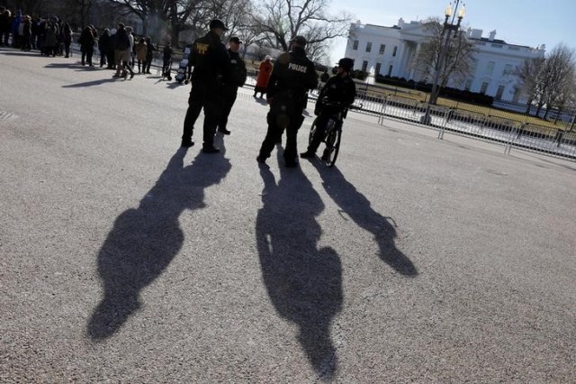 Imagen de archivo. Agentes de policía del Servicio Secreto de Estados Unidos se paran frente a la Casa Blanca en el primer día de cierre del gobierno, en Washington, EEUU, el 20 de enero de 2018. REUTERS / Yuri Gripas