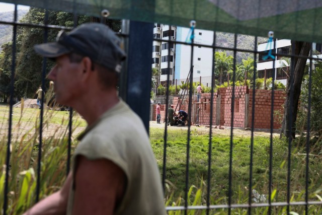 Se ve a los trabajadores de la construcción trabajando en una nueva infraestructura en un campo de golf expropiado del Caraballeda REUTERS/Adriana Loureiro      