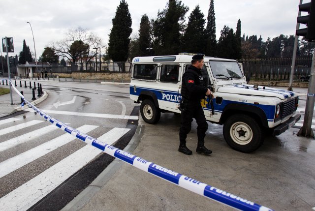 La policía vigila el edificio de la embajada de los Estados Unidos en Podgorica, Montenegro, el 22 de febrero de 2018. REUTERS / Stevo Vasiljevic