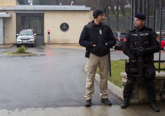 La policía vigila el edificio de la embajada de los Estados Unidos en Podgorica, Montenegro, el 22 de febrero de 2018. REUTERS / Stevo Vasiljevic