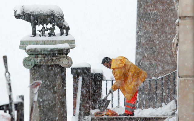 Un trabajador quita la nieve en el palacio de Campidoglio durante una fuerte nevada en Roma, Italia, el 26 de febrero de 2018. REUTERS / Remo Casilli