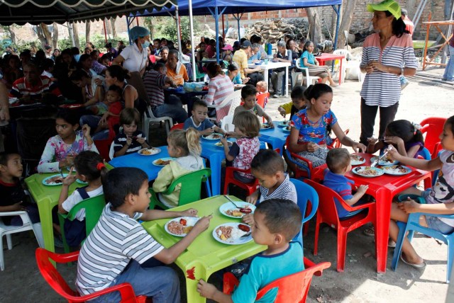 Children from Venezuela eat a meal at a dining facility organised by Caritas and the Catholic church, in Cucuta, Colombia February 21, 2018. Picture taken February 21, 2018. REUTERS/Carlos Eduardo Ramirez