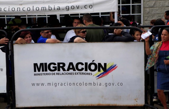 Venezuelans stand in line, outside a migration office, at the border between Venezuela and Colombia, in Paraguachon, Colombia February 16, 2018. Picture taken February 16, 2018. REUTERS/Jaime Saldarriaga
