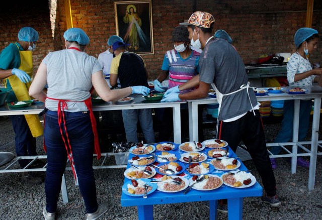 Volunteers prepare plates of food at a dining facility organised by Caritas and the Catholic church for Venezuelans, in Cucuta, Colombia February 21, 2018. Picture taken February 21, 2018. REUTERS/Carlos Eduardo Ramirez