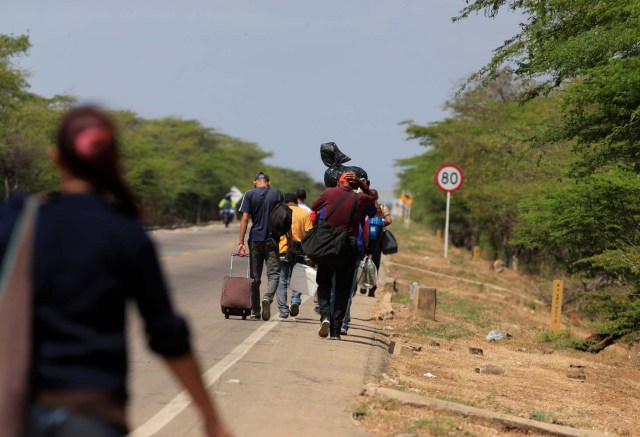 Venezuelans walk on a highway after crossing the border between Venezuela and Colombia, in Paraguachon, Colombia February 16, 2018. Picture taken February 16, 2018. REUTERS/Jaime Saldarriaga