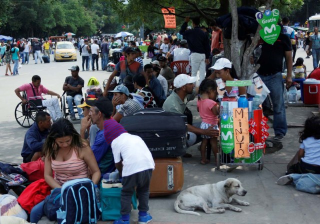 Venezuelans line the street at the border between Venezuela and Colombia, in Cucuta, Colombia February 21, 2018. Picture taken February 21, 2018. REUTERS/Carlos Eduardo Ramirez