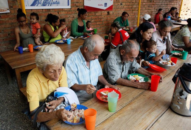 Venezuelans have a meal at a dining facility organised by Caritas and the Catholic church, in Cucuta, Colombia February 21, 2018. Picture taken February 21, 2018. REUTERS/Carlos Eduardo Ramirez